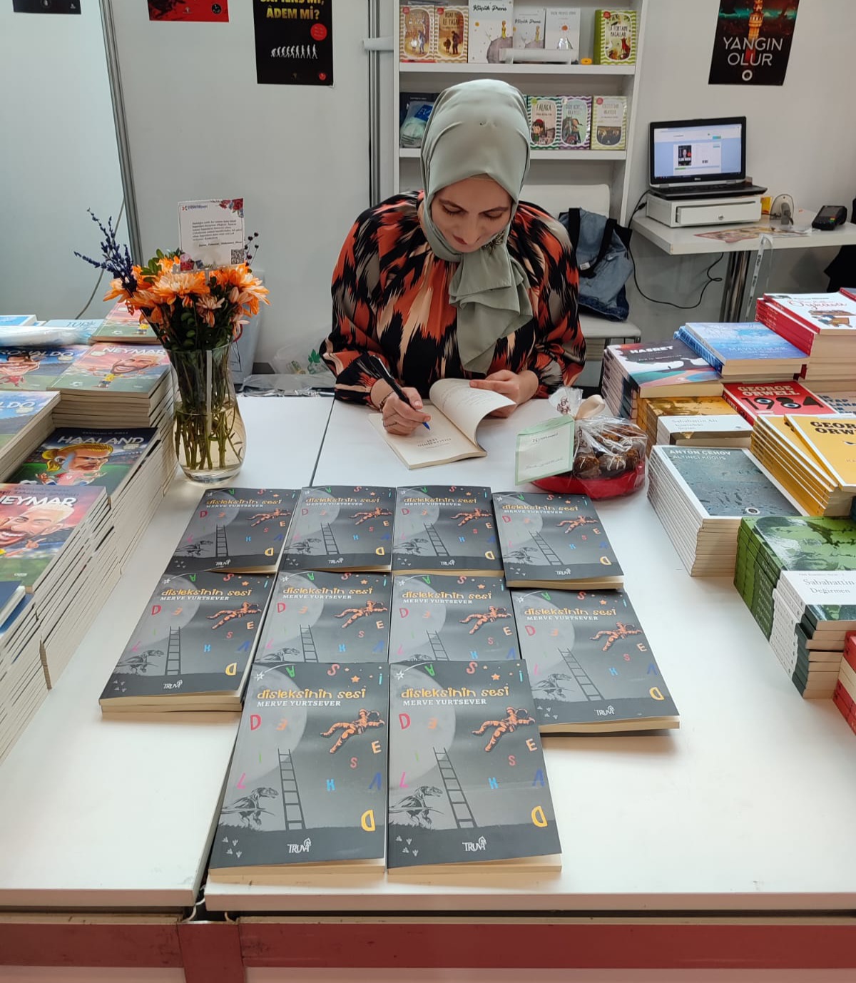40. Tüyap Kitap Fuarı Mavi Nefes & Truva Yayınları Standında Yazarımız Merve Yurtsever'in İmza Günü / 02 Kasım 2023
