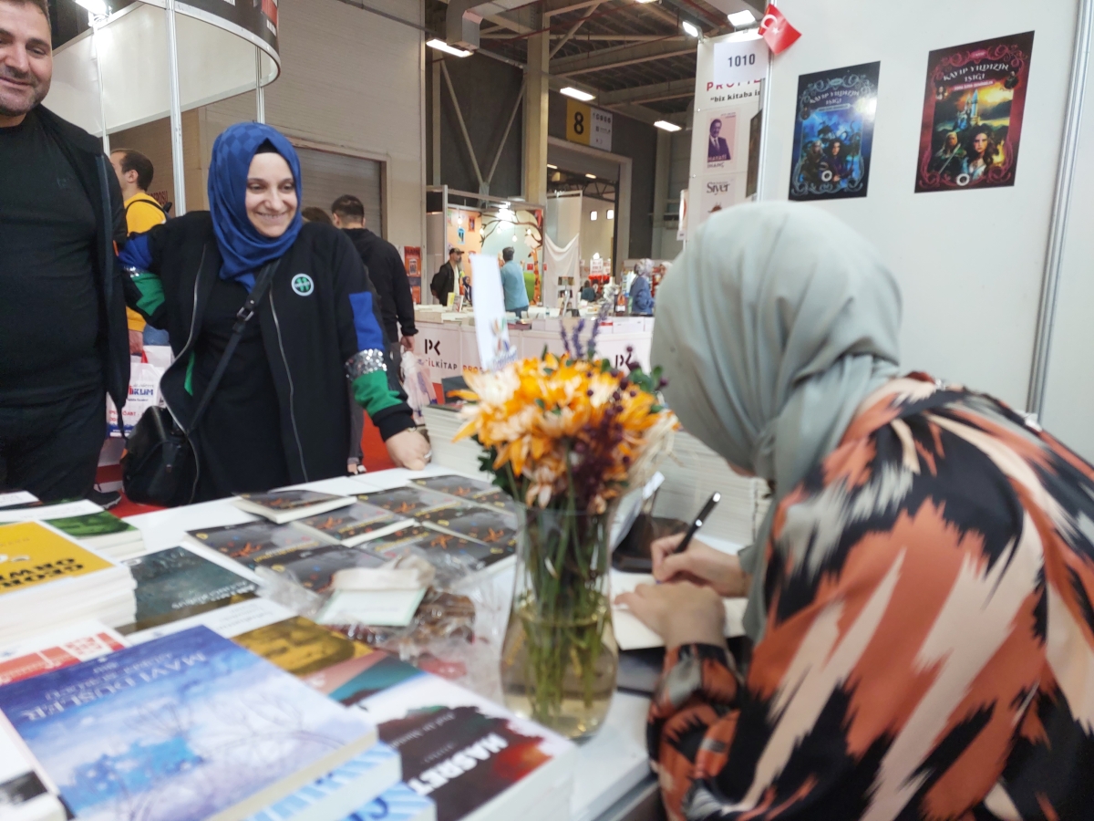 40. Tüyap Kitap Fuarı Mavi Nefes & Truva Yayınları Standında Yazarımız Merve Yurtsever'in İmza Günü / 02 Kasım 2023