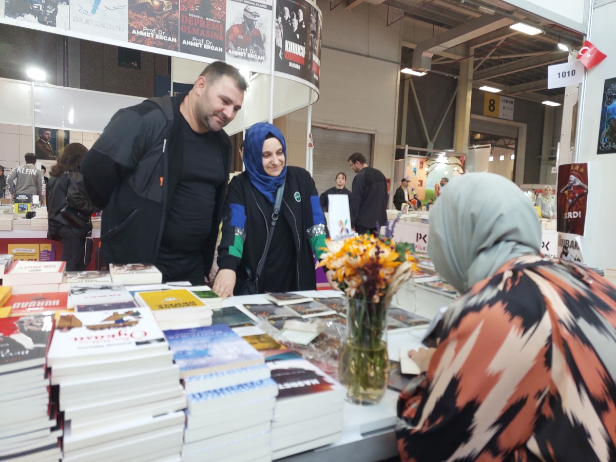 40. Tüyap Kitap Fuarı Mavi Nefes & Truva Yayınları Standında Yazarımız Merve Yurtsever'in İmza Günü / 02 Kasım 2023