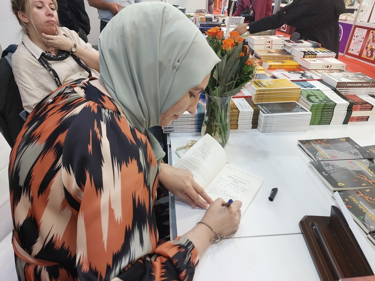 40. Tüyap Kitap Fuarı Mavi Nefes & Truva Yayınları Standında Yazarımız Merve Yurtsever'in İmza Günü / 02 Kasım 2023