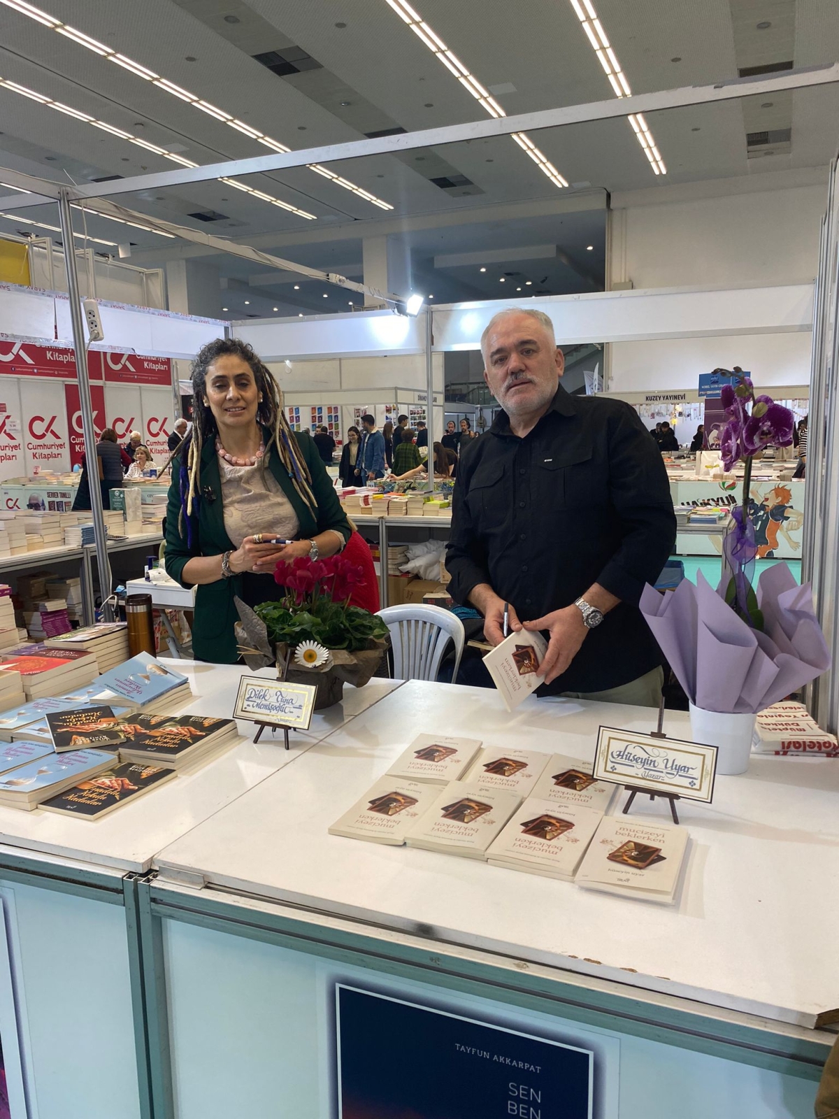 19. Ankara Kitap Fuarı Yazarlarımız Dilek Tuna Memişoğlu ve Hüseyin Uyar'ın İmza Günü