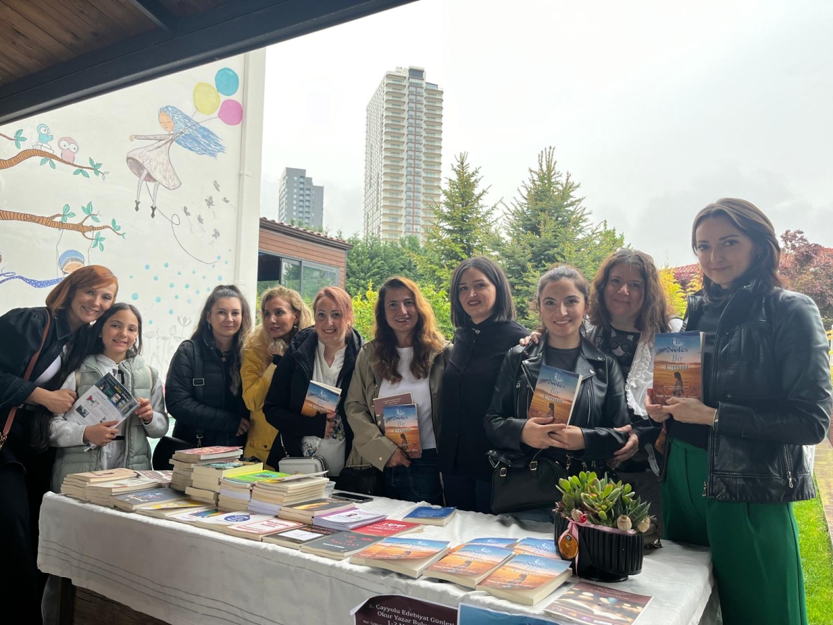 Truva Yayınları yazarı Ebru Boranlıoğlu Tekin, Ankara 2. Edebiyat Günleri'nde kitabını imzaladı