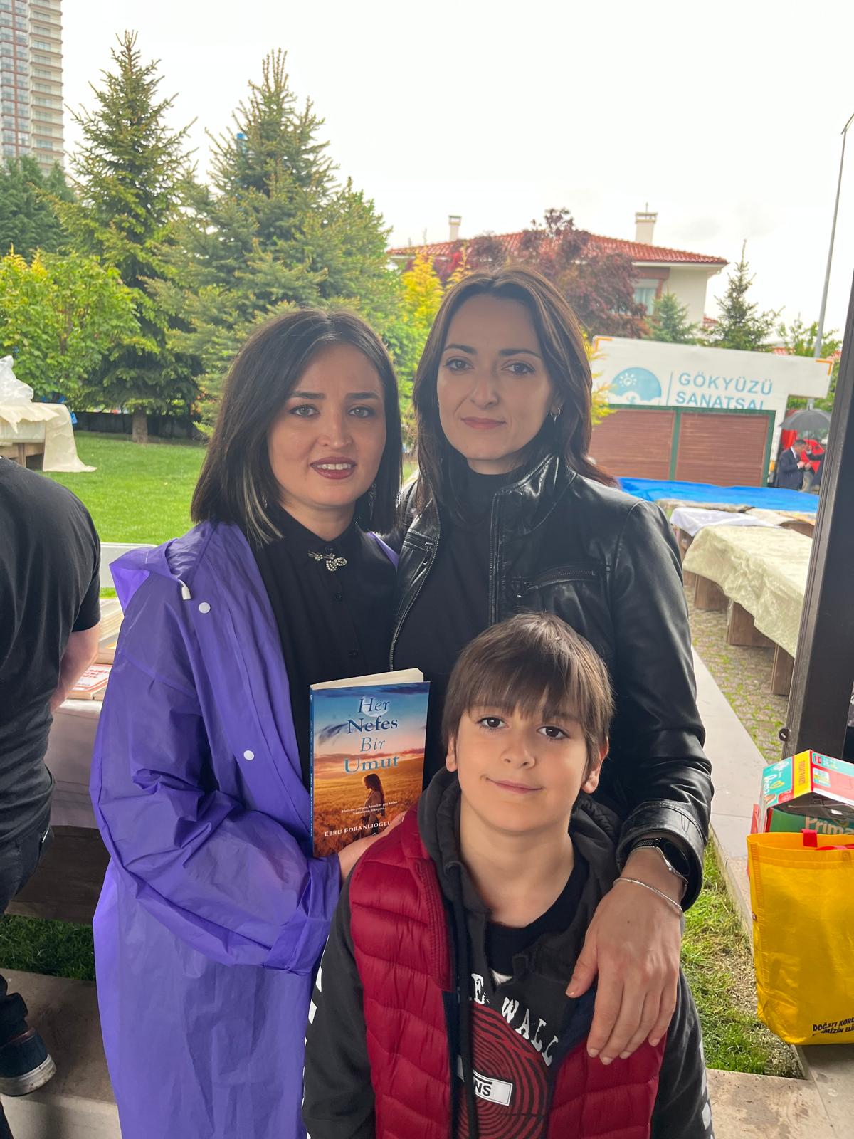 Truva Yayınları yazarı Ebru Boranlıoğlu Tekin, Ankara 2. Edebiyat Günleri'nde kitabını imzaladı