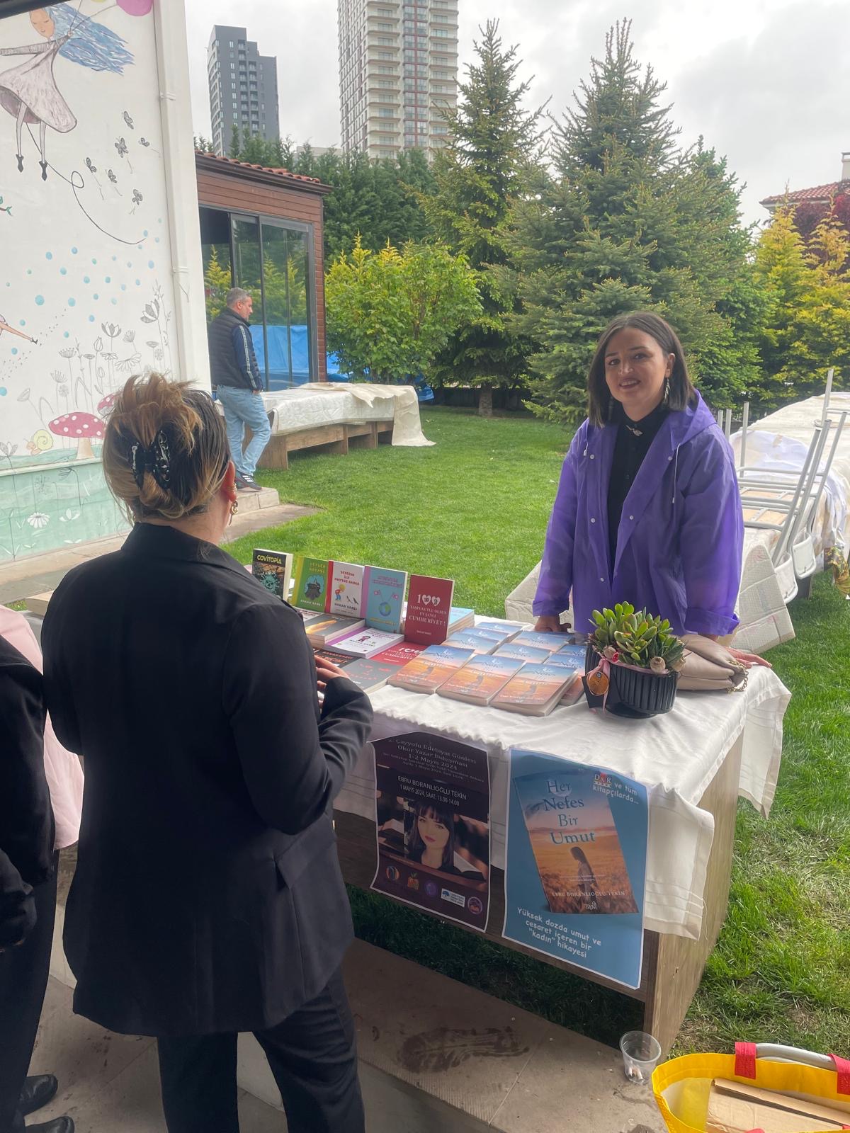 Truva Yayınları yazarı Ebru Boranlıoğlu Tekin, Ankara 2. Edebiyat Günleri'nde kitabını imzaladı