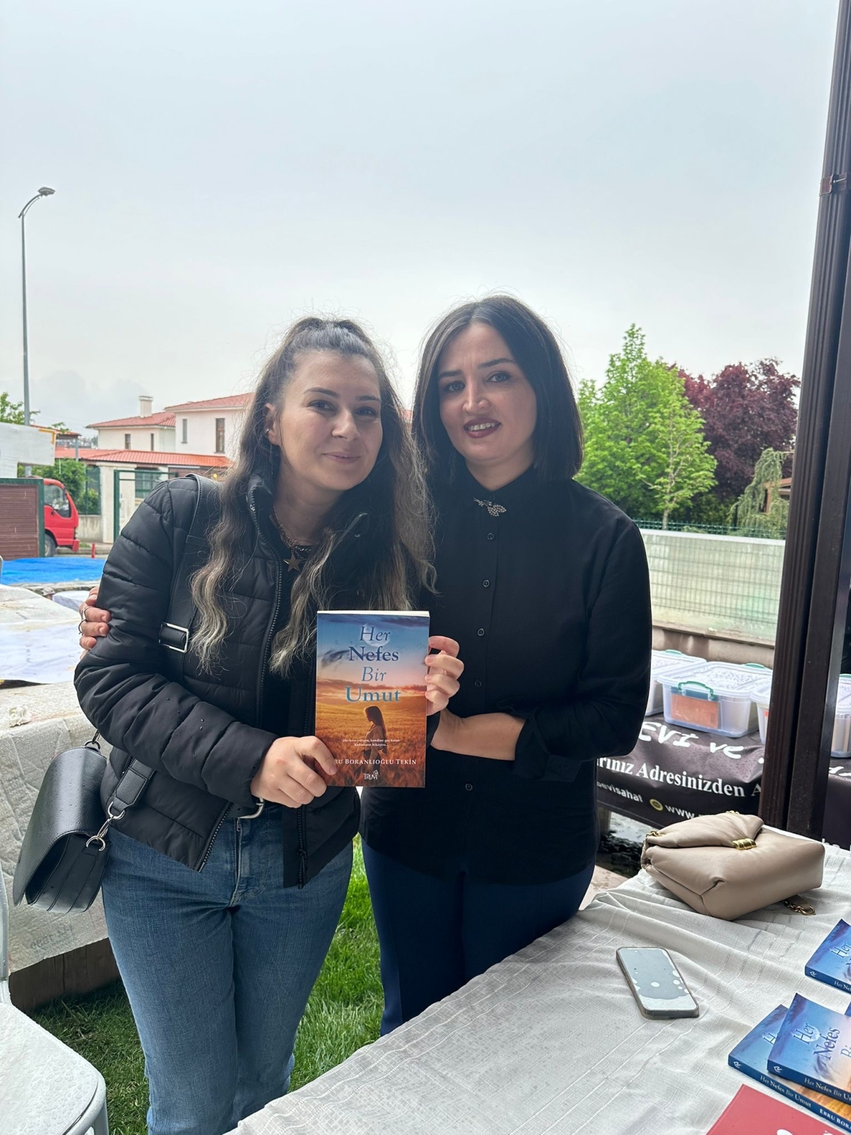 Truva Yayınları yazarı Ebru Boranlıoğlu Tekin, Ankara 2. Edebiyat Günleri'nde kitabını imzaladı