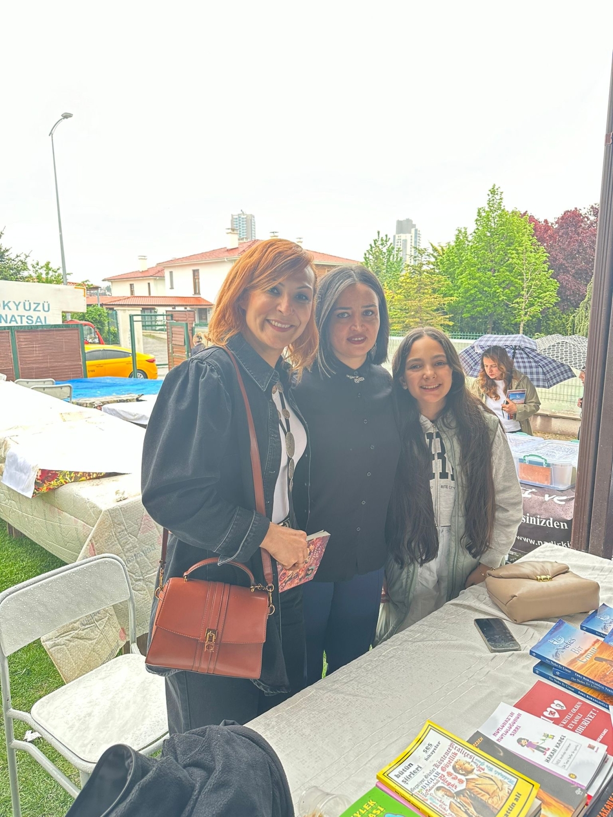 Truva Yayınları yazarı Ebru Boranlıoğlu Tekin, Ankara 2. Edebiyat Günleri'nde kitabını imzaladı