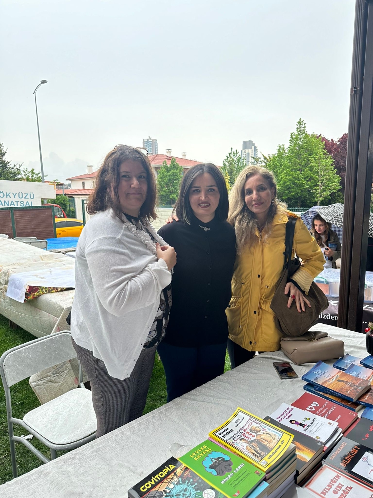 Truva Yayınları yazarı Ebru Boranlıoğlu Tekin, Ankara 2. Edebiyat Günleri'nde kitabını imzaladı