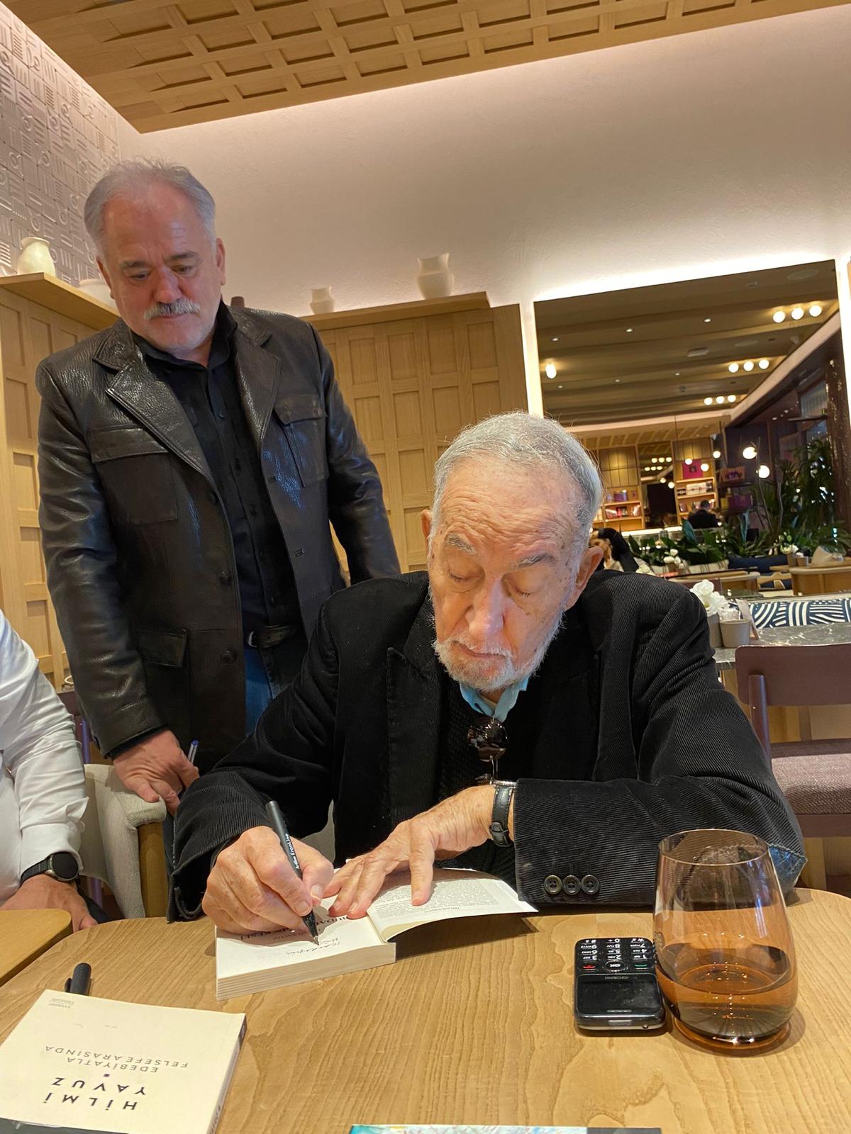 Truva Edebiyat Dergisi Yöneticilerimiz Edebiyat Dünyamızın Ünlü İsmi Hilmi Yavuz İle