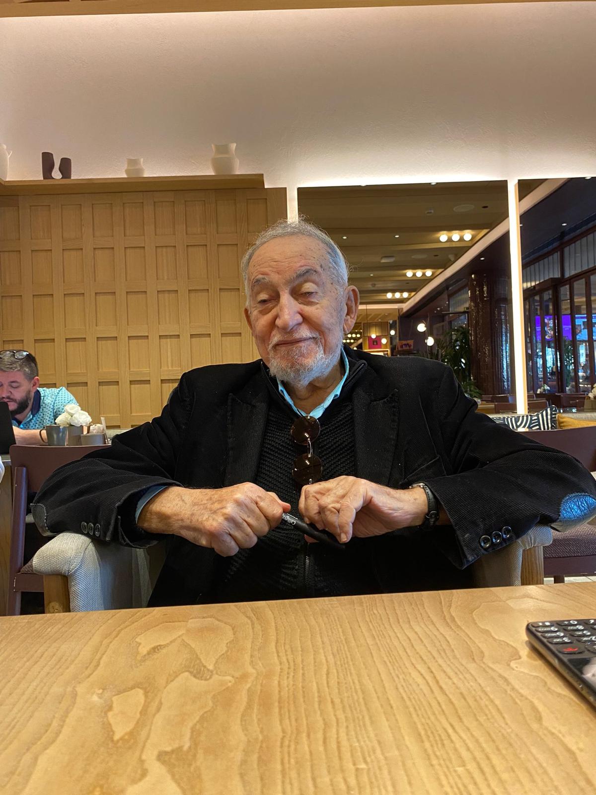 Truva Edebiyat Dergisi Yöneticilerimiz Edebiyat Dünyamızın Ünlü İsmi Hilmi Yavuz İle