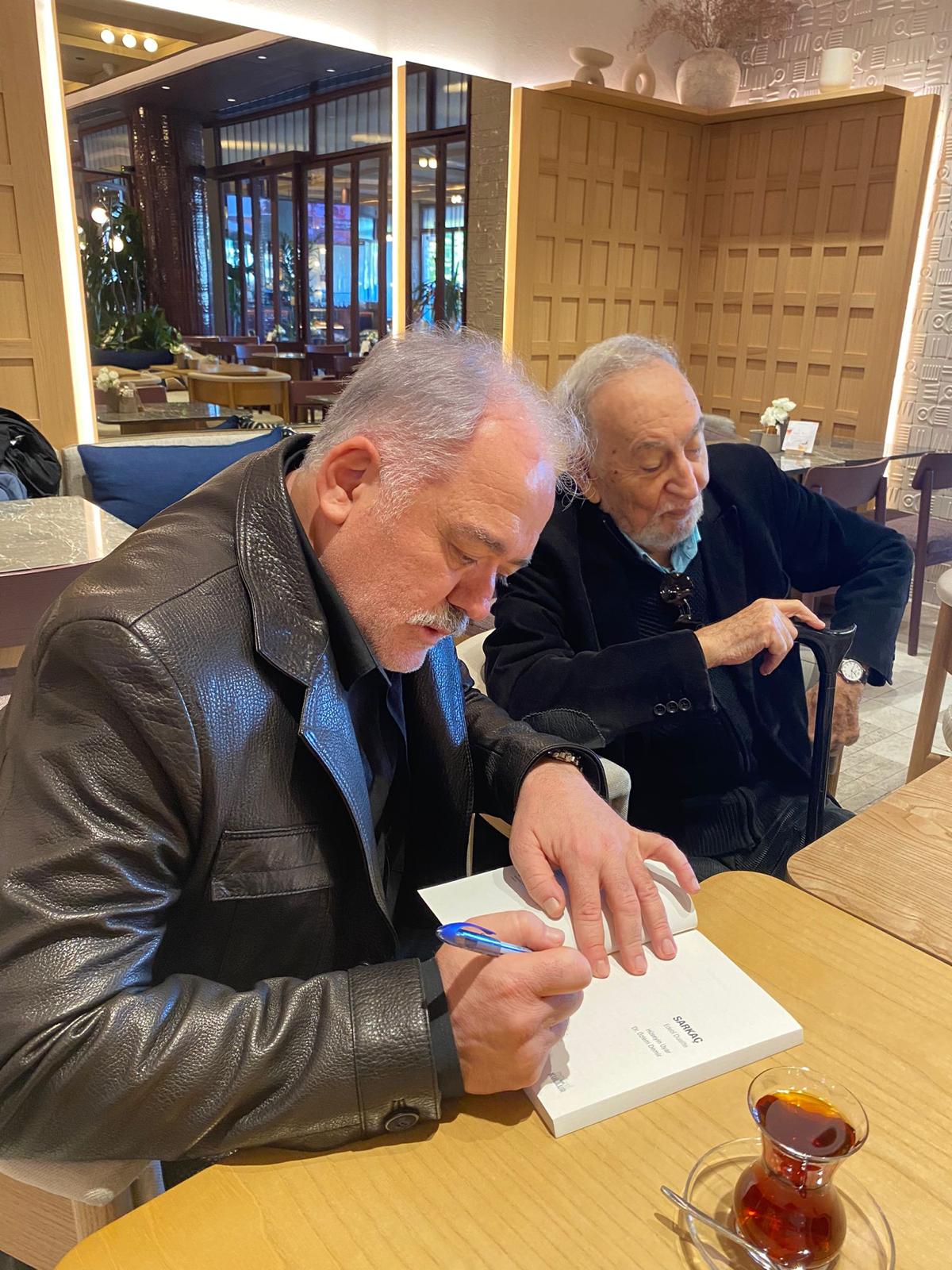 Truva Edebiyat Dergisi Yöneticilerimiz Edebiyat Dünyamızın Ünlü İsmi Hilmi Yavuz İle