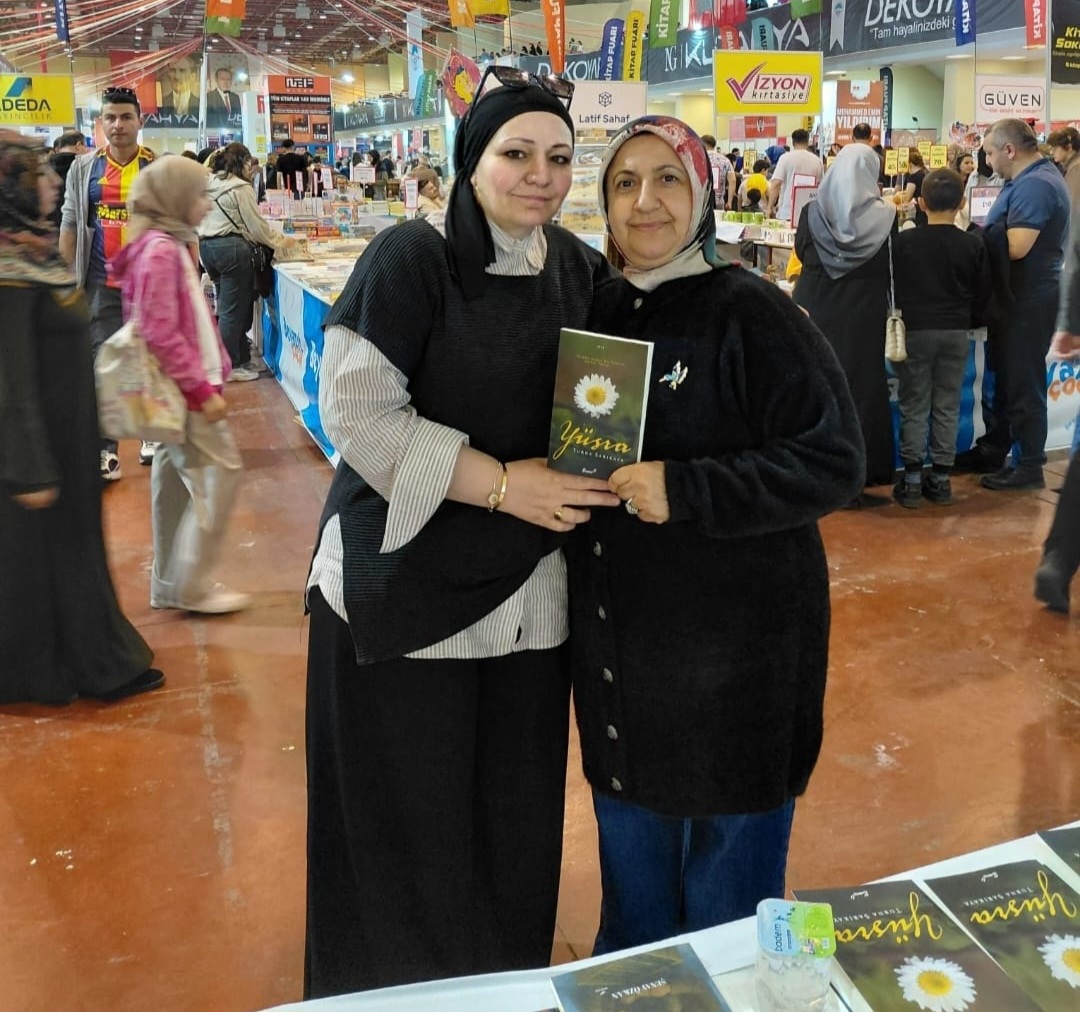 Truva Yayın Grubu Yazarı Şair / Yazar Turna Sarıkaya 8. Kayseri Kitap Fuarı'nda kitabını imzaladı