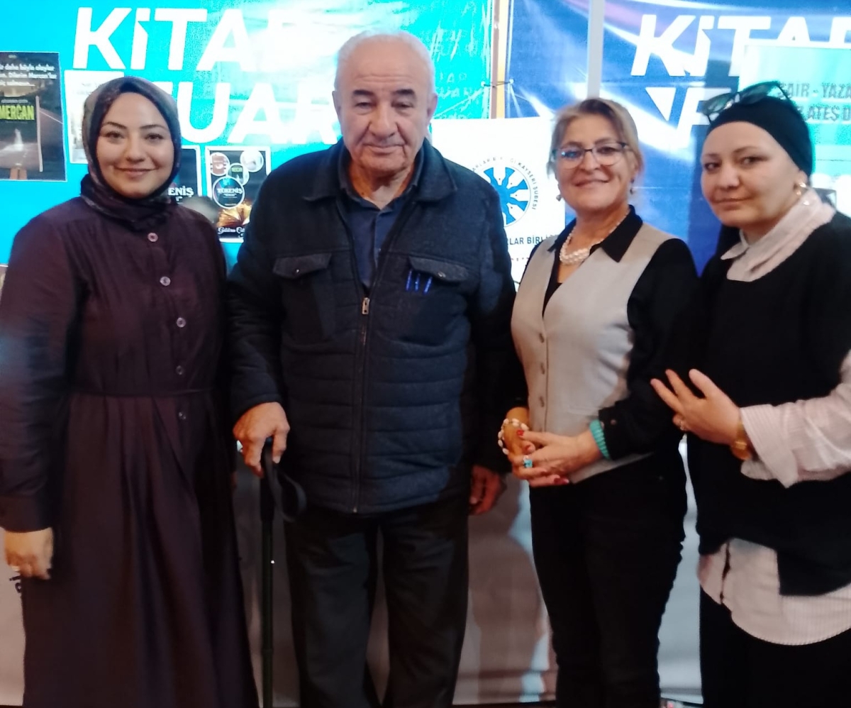 Truva Yayın Grubu Yazarı Şair / Yazar Turna Sarıkaya 8. Kayseri Kitap Fuarı'nda kitabını imzaladı