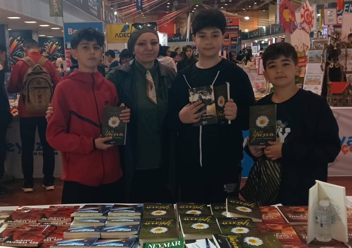 Truva Yayın Grubu Yazarı Şair / Yazar Turna Sarıkaya 8. Kayseri Kitap Fuarı'nda kitabını imzaladı