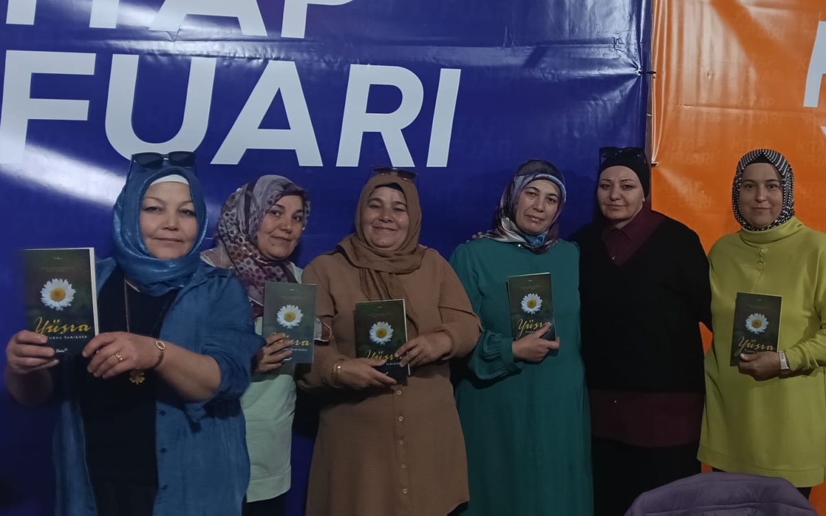 Truva Yayın Grubu Yazarı Şair / Yazar Turna Sarıkaya 8. Kayseri Kitap Fuarı'nda kitabını imzaladı
