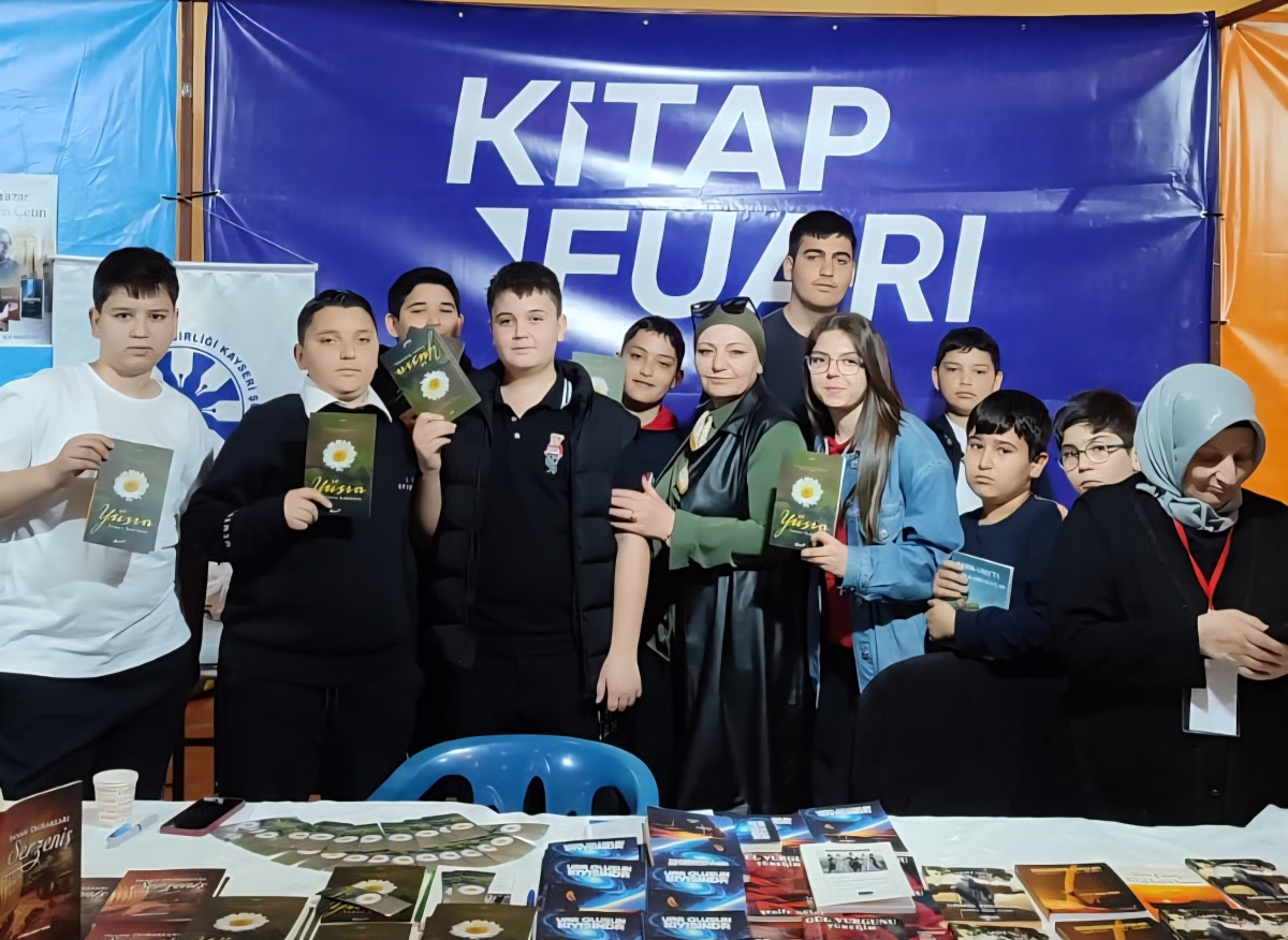 Truva Yayın Grubu Yazarı Şair / Yazar Turna Sarıkaya 8. Kayseri Kitap Fuarı'nda kitabını imzaladı