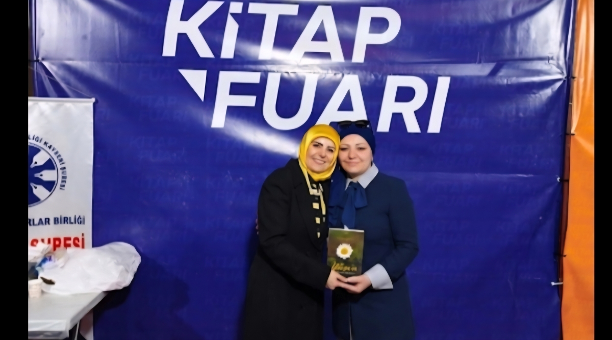 Truva Yayın Grubu Yazarı Şair / Yazar Turna Sarıkaya 8. Kayseri Kitap Fuarı'nda kitabını imzaladı