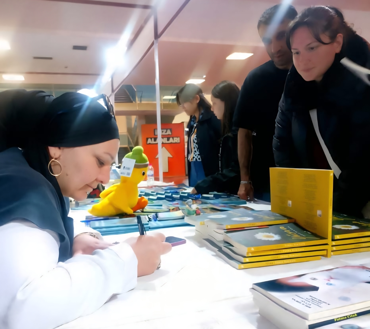 Truva Yayın Grubu Yazarı Şair / Yazar Turna Sarıkaya 8. Kayseri Kitap Fuarı'nda kitabını imzaladı