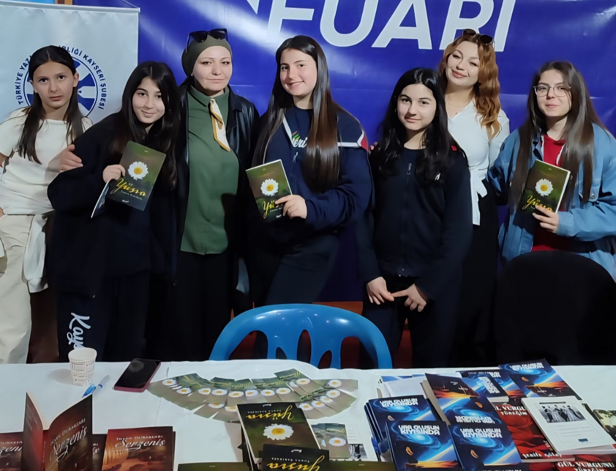Truva Yayın Grubu Yazarı Şair / Yazar Turna Sarıkaya 8. Kayseri Kitap Fuarı'nda kitabını imzaladı