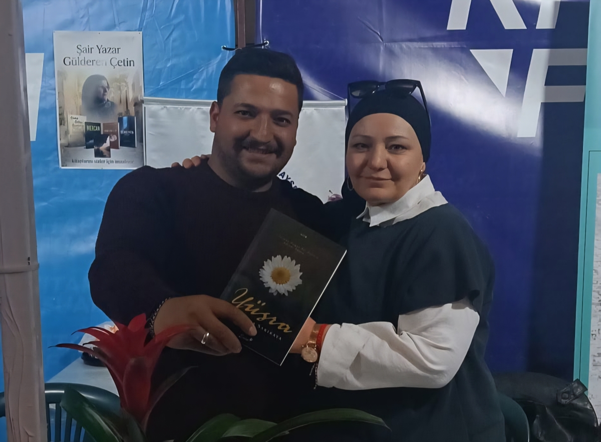 Truva Yayın Grubu Yazarı Şair / Yazar Turna Sarıkaya 8. Kayseri Kitap Fuarı'nda kitabını imzaladı