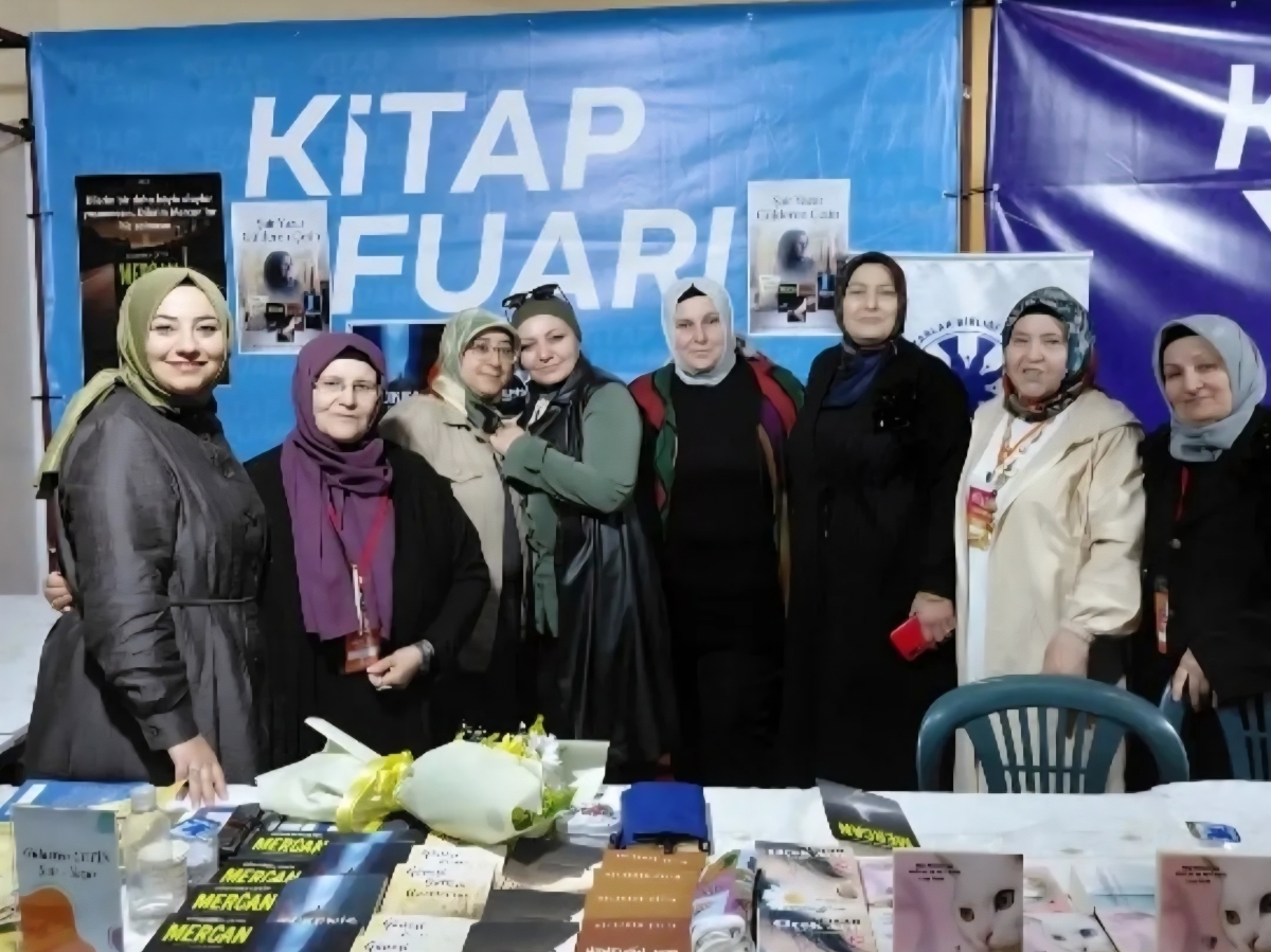 Truva Yayın Grubu Yazarı Şair / Yazar Turna Sarıkaya 8. Kayseri Kitap Fuarı'nda kitabını imzaladı