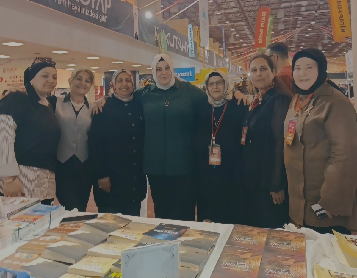Truva Yayın Grubu Yazarı Şair / Yazar Turna Sarıkaya 8. Kayseri Kitap Fuarı'nda kitabını imzaladı