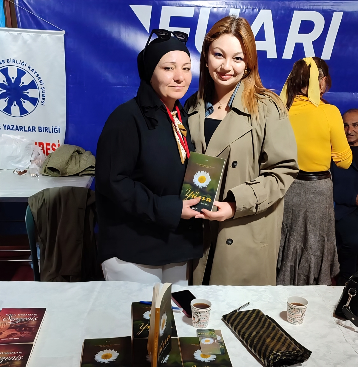 Truva Yayın Grubu Yazarı Şair / Yazar Turna Sarıkaya 8. Kayseri Kitap Fuarı'nda kitabını imzaladı