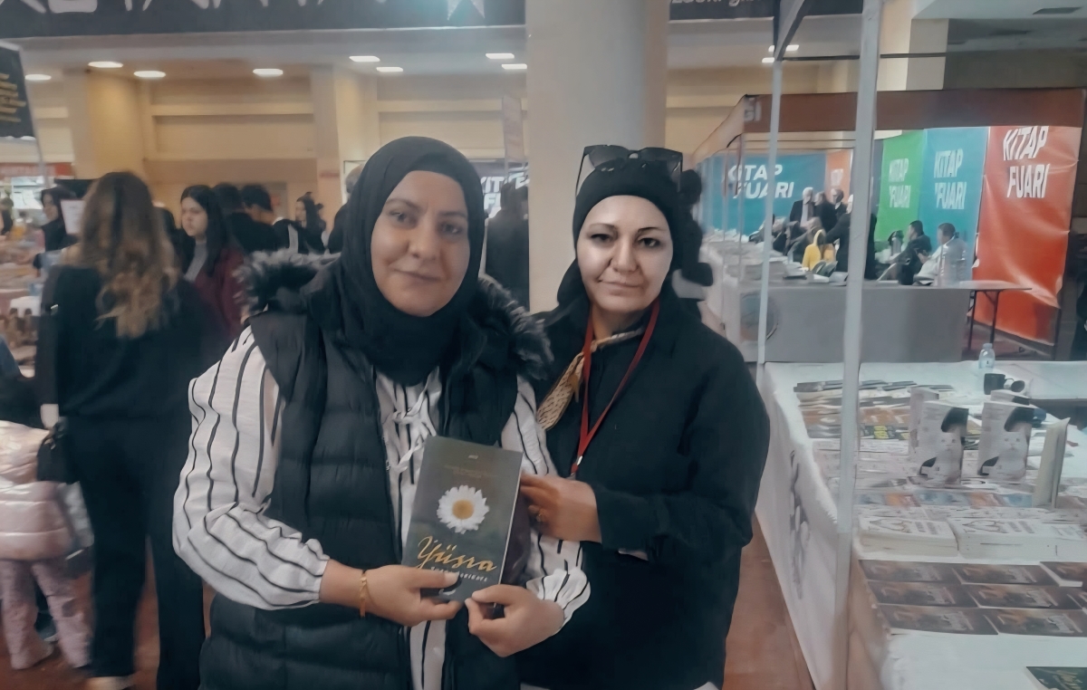 Truva Yayın Grubu Yazarı Şair / Yazar Turna Sarıkaya 8. Kayseri Kitap Fuarı'nda kitabını imzaladı