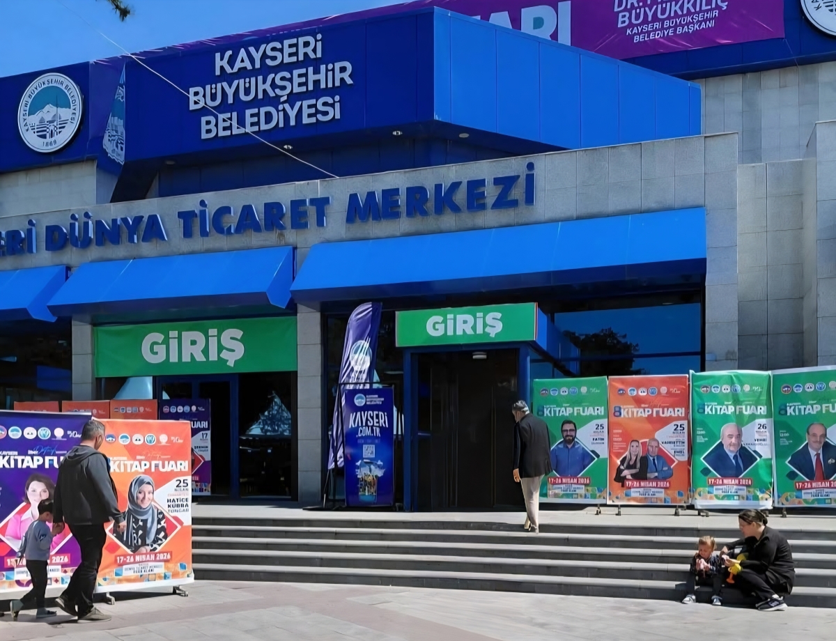 Truva Yayın Grubu Yazarı Şair / Yazar Turna Sarıkaya 8. Kayseri Kitap Fuarı'nda kitabını imzaladı