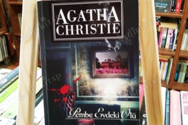 Bir Kitap: Pembe Evdeki Ölü / Agatha Christie