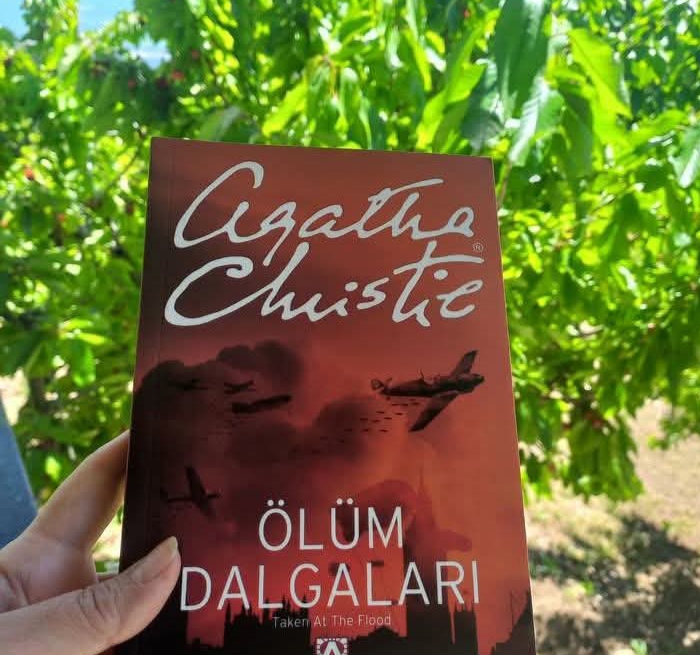 Bir Kitap: Ölüm Dalgaları - Agatha Christie / Arzu Ortaören
